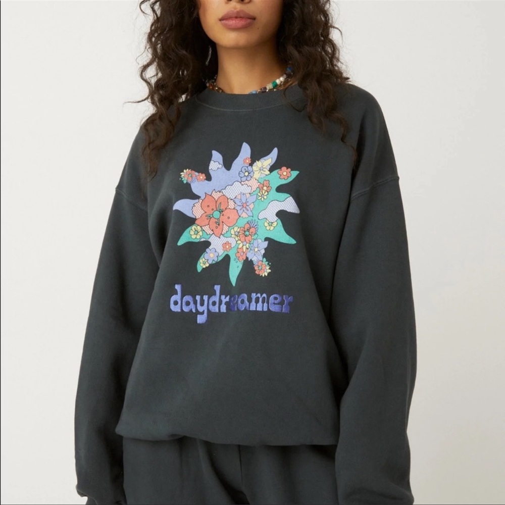 Daydreamer Flower Logo Boyfriend
Crew Neck Sweatshirt in Vintage Black